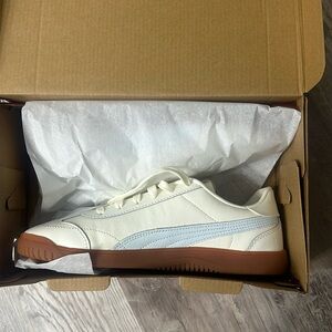 Women’s 9.5 Puma Club 5v5 white and blue sneakers NIB